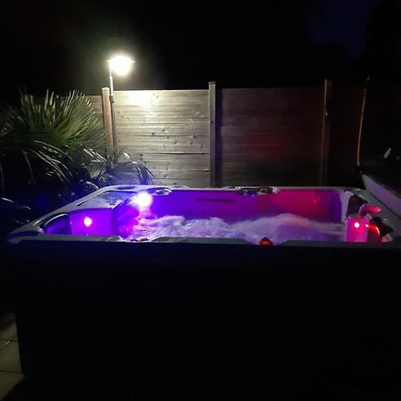 chambre et jacuzzi au nuit étoile 4km a la plage Bed and Breakfast Pleuven Esterno foto