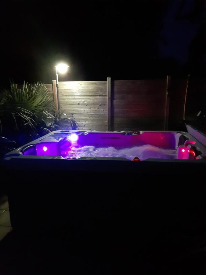 chambre et jacuzzi au nuit étoile 4km a la plage Bed and Breakfast Pleuven Esterno foto